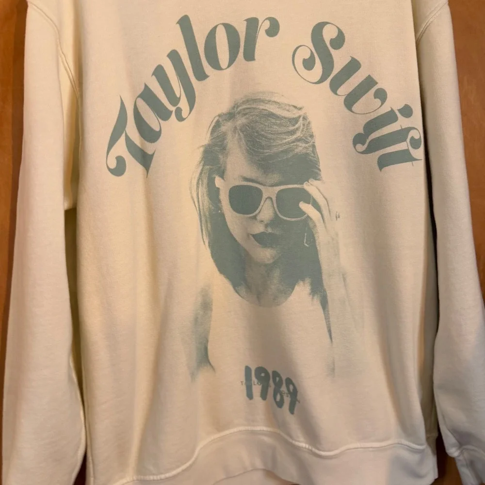 Taylor Swift 1989 Taylors Version Cream Graphic Crewneck Sweatshirt Merch Medium - Picture 4 of 7